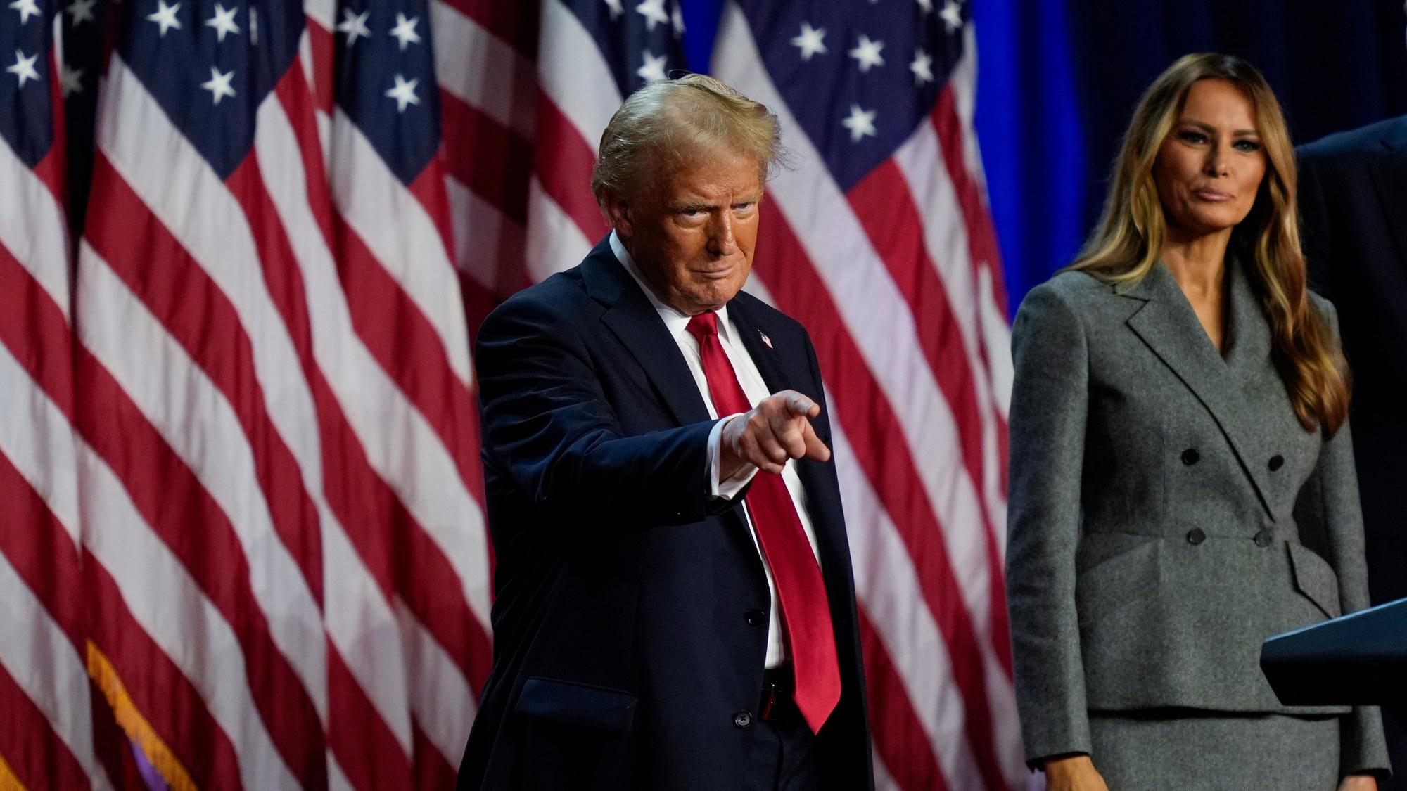 Donald Trump spricht am Mittwoch, 6. November 2024, auf seiner Wahlparty in West Palm Beach.