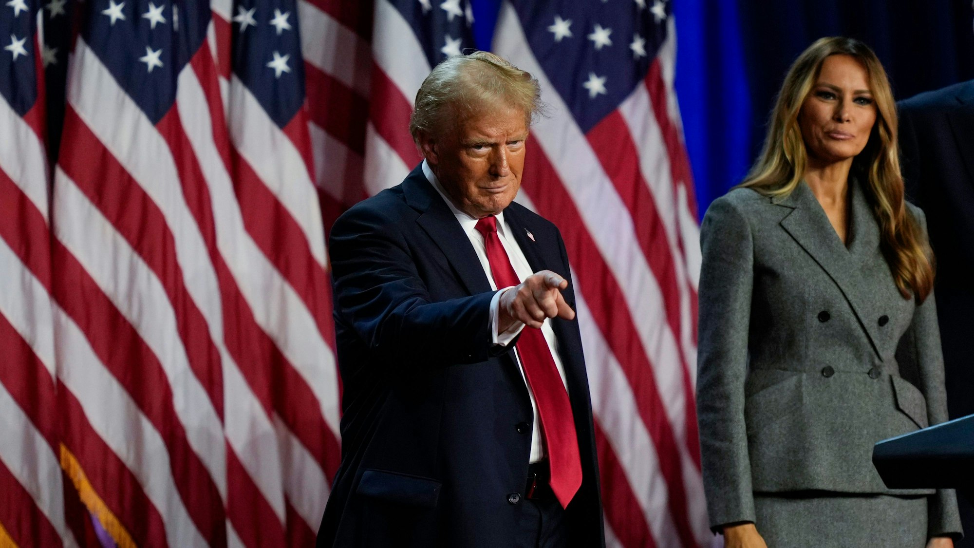 Donald Trump spricht am Mittwoch, 6. November 2024, auf seiner Wahlparty in West Palm Beach.