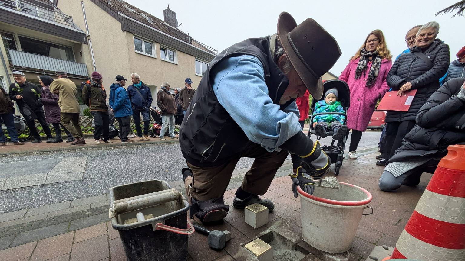 In Gedenken an die jüdische Familie Cahn verlegte Gunter Demnig vier Stolpersteine vor dem Haus Servatiusweg 11 in Bornheim