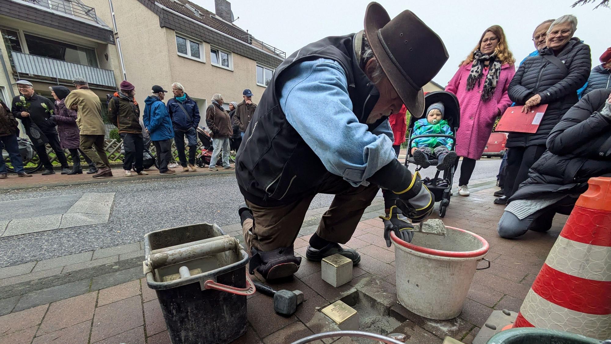 In Gedenken an die jüdische Familie Cahn verlegte Gunter Demnig vier Stolpersteine vor dem Haus Servatiusweg 11 in Bornheim