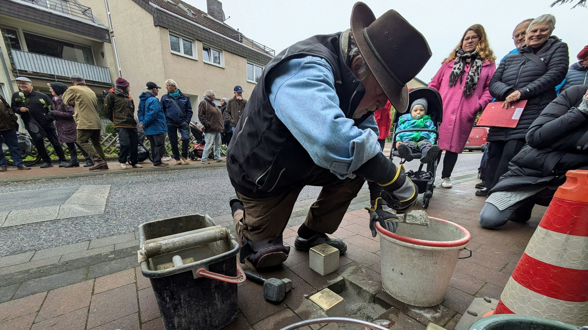 In Gedenken an die jüdische Familie Cahn verlegte Gunter Demnig vier Stolpersteine vor dem Haus Servatiusweg 11 in Bornheim