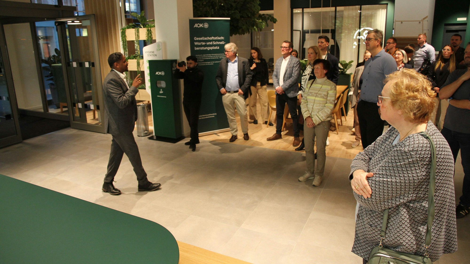 Eine Menschengruppe in der Beratungsstelle einer Krankenkasse