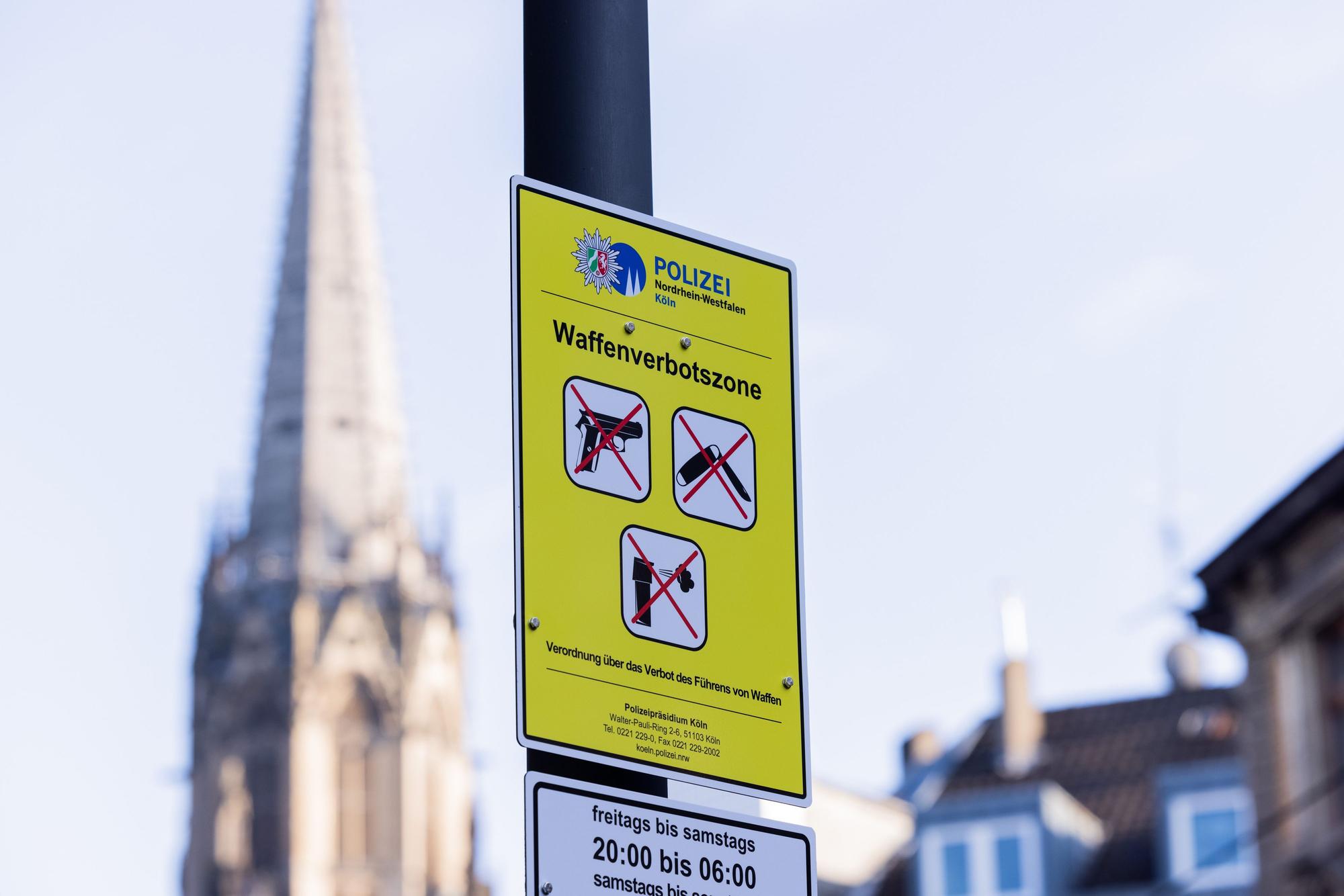 Köln: Ein Hinweisschild der Polizei weist auf eine Waffenverbotszone an der Ausgehmeile Zülpicher Straße hin.