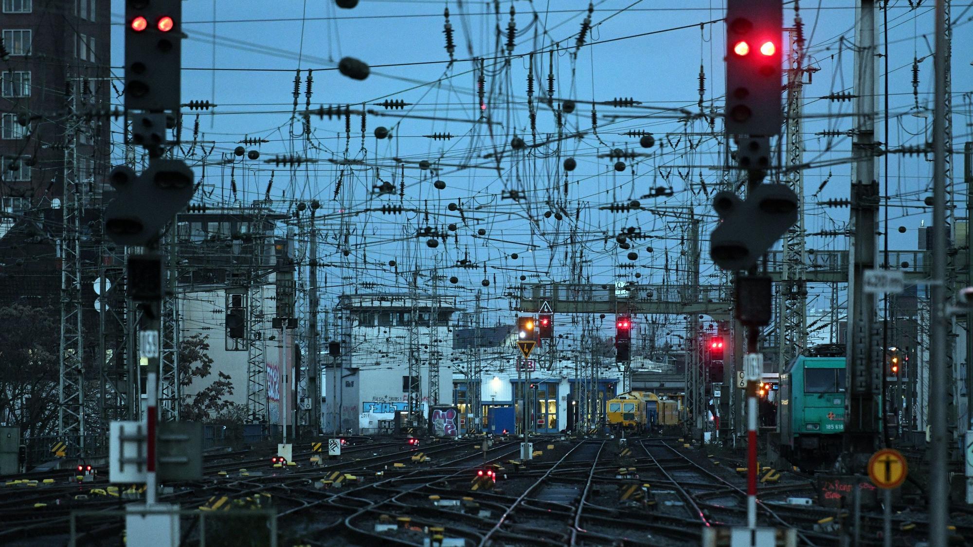 Die Signale stehen auf „Rot“: Im Mai werden rund um Köln linksrheinisch viele Zugstrecken gesperrt.