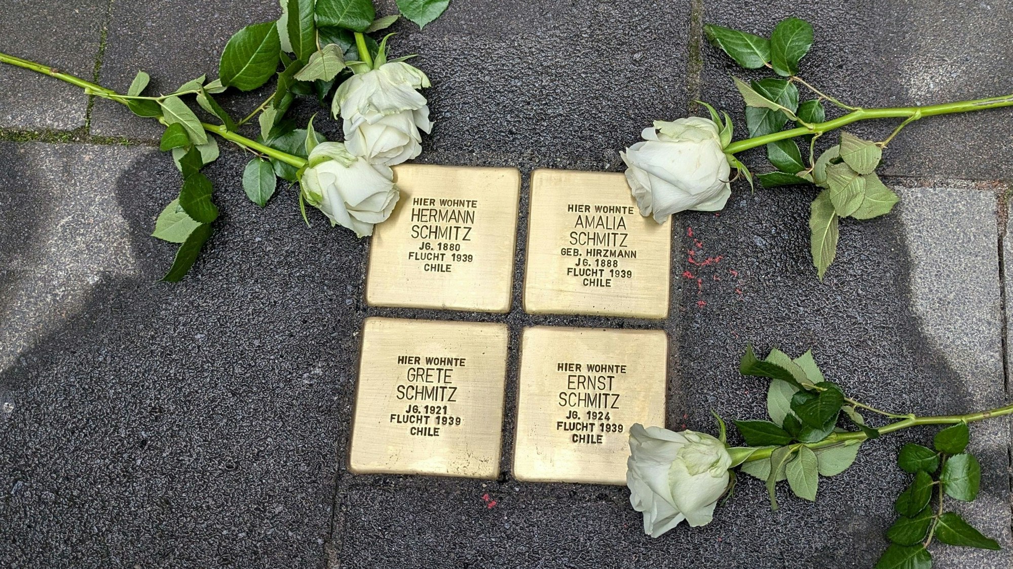 Vor dem Haus Königstraße 138 verlegte Gunter Demnig Stolpersteine in Erinnerung an die jüdische Familie Schmitz.