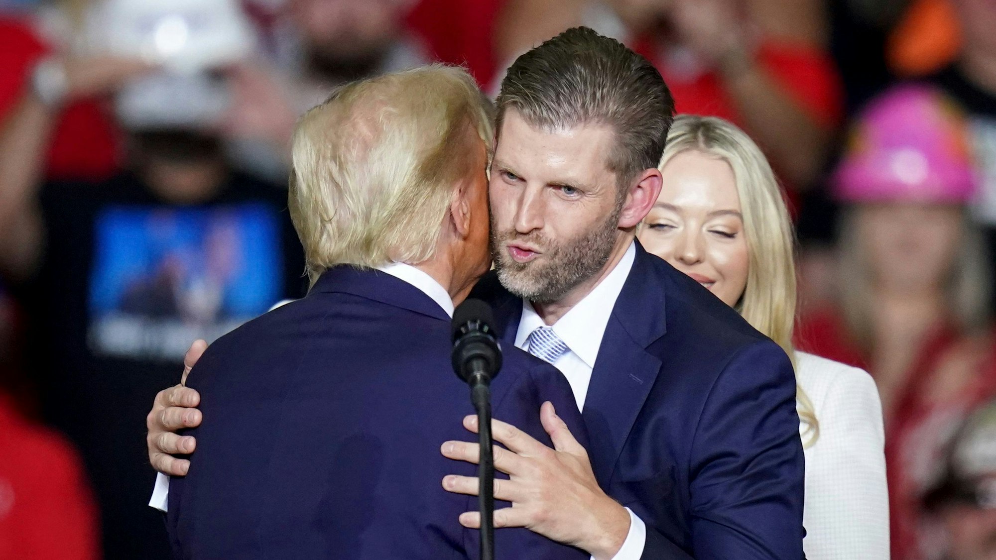 Donald Trump (l) umarmt seinen Sohn Eric Trump bei einer Wahlkampfveranstaltung.