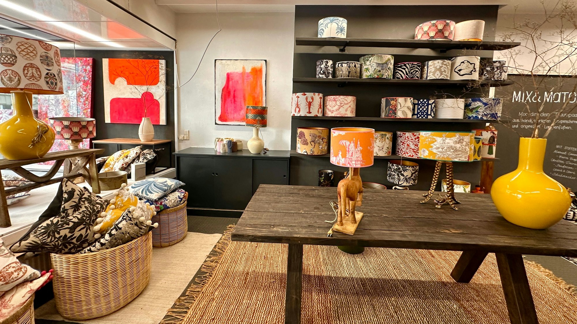 Im Atelier Tublont in der Südstadt lassen sich individuell Lampen nach Geschmack mit Füßen zusammen stellen.