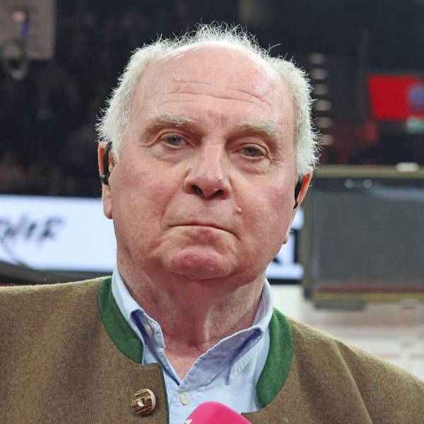 Uli Hoeneß blickt ernst in die Kamera.