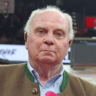 Uli Hoeneß blickt ernst in die Kamera.
