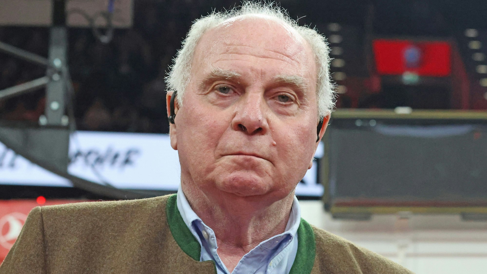 Uli Hoeneß blickt ernst in die Kamera.