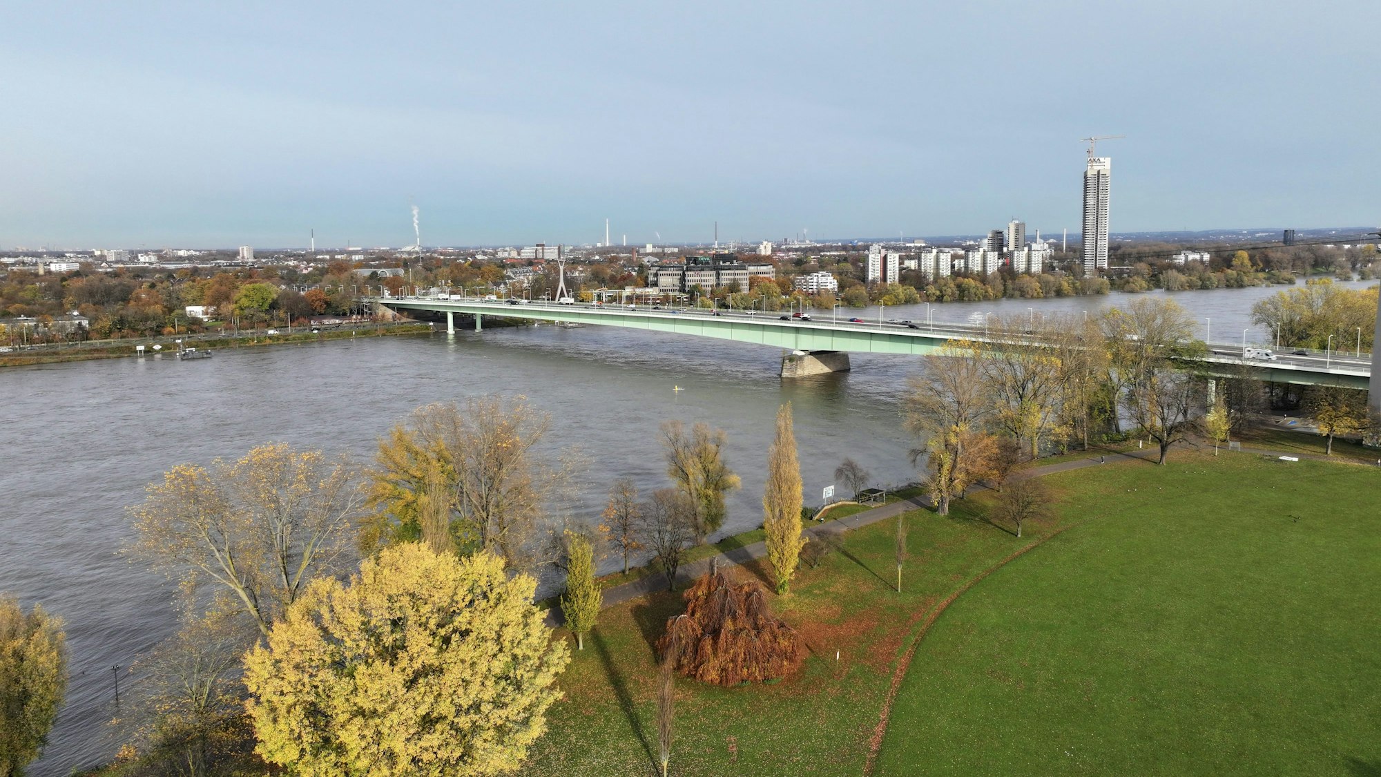 Köln: Die Zoobrücke in Köln, im Vordergrund der Rheinpark (Luftaufnahme mit Drohne).