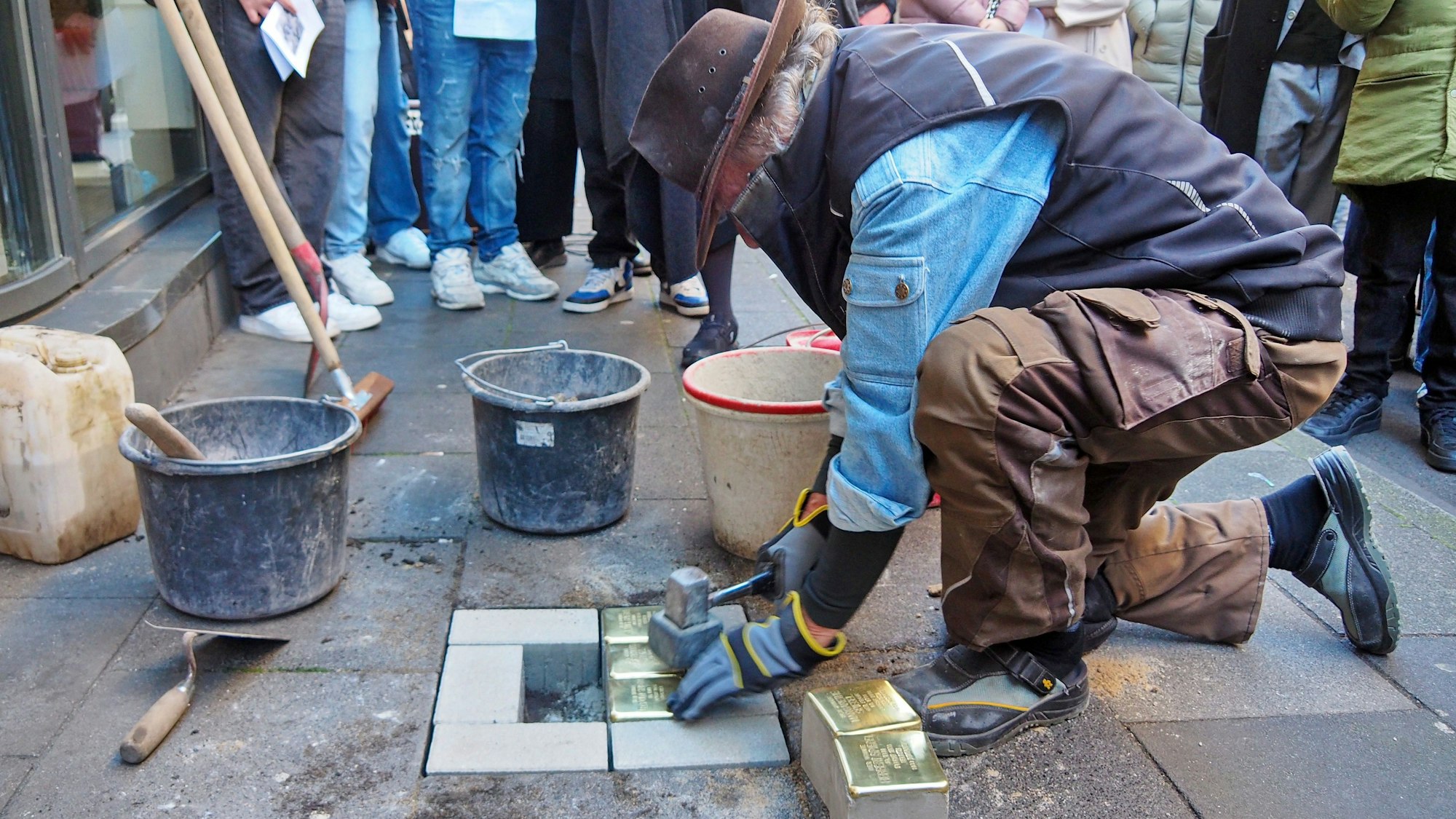 Anfang November verlegte Gunter Demnig weitere Stolpersteine in Köln, hier in der Ehrenstraße 69 für die jüdische Familie Spiegel.