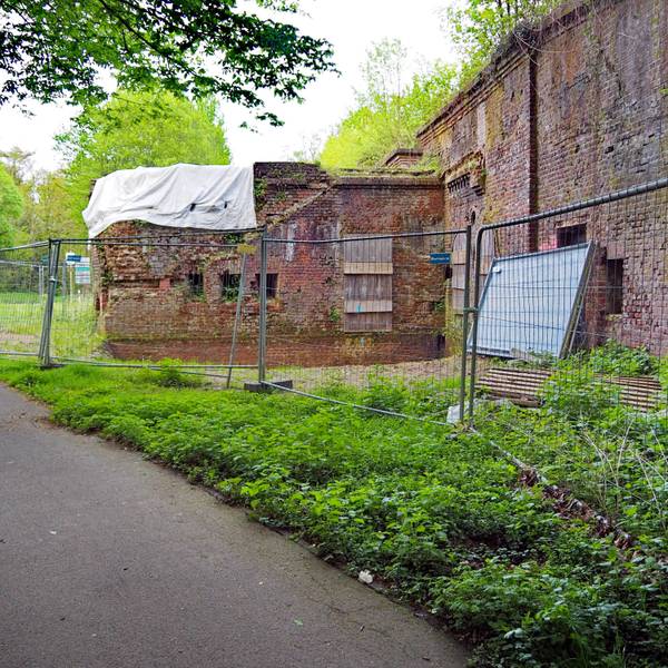 Neben der vorgebauten Kaponniere führte früher eine Treppenanlage in den ehemaligen Schmuckgarten auf dem Dach des Forts.