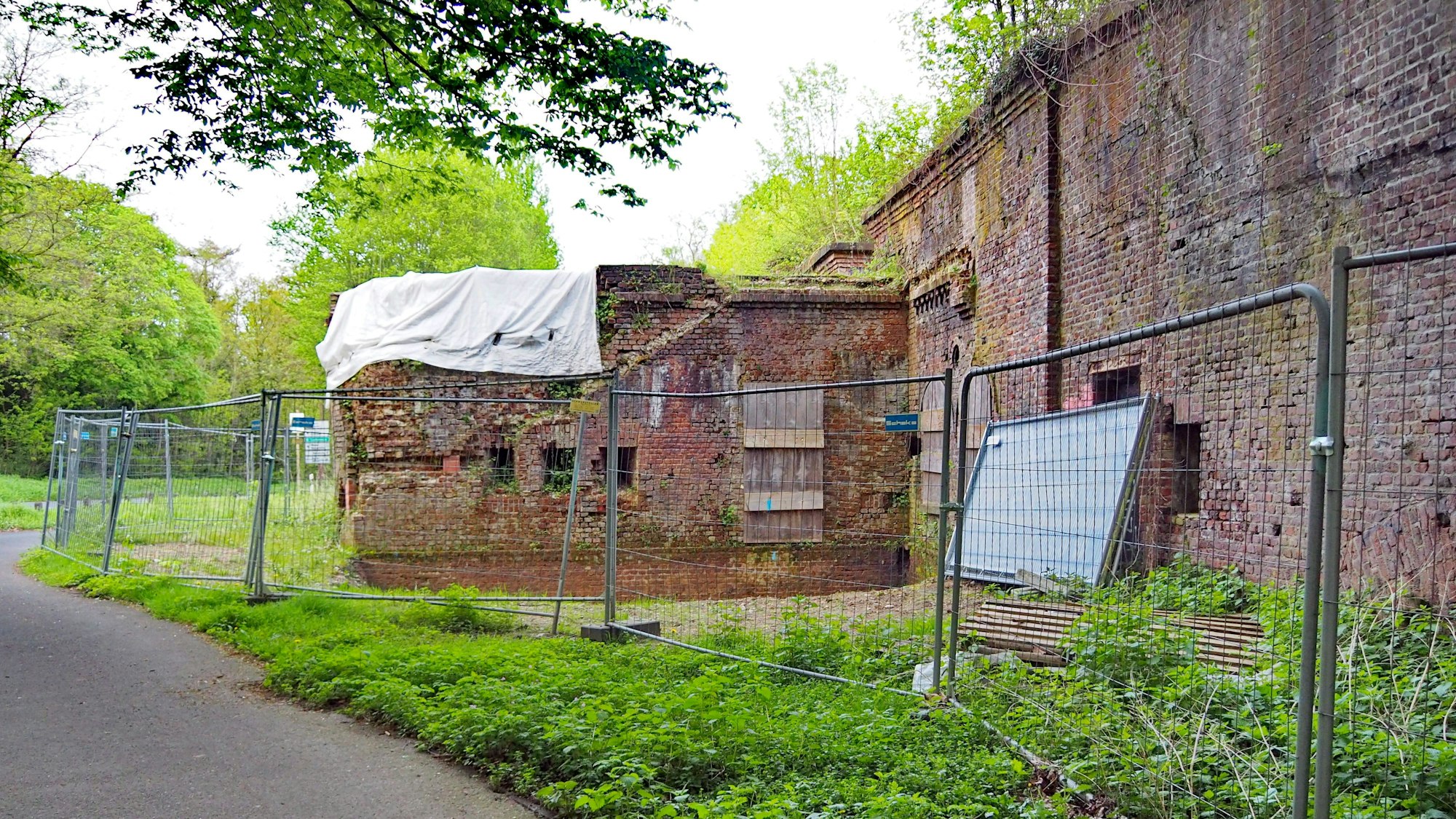 Neben der vorgebauten Kaponniere führte früher eine Treppenanlage in den ehemaligen Schmuckgarten auf dem Dach des Forts.