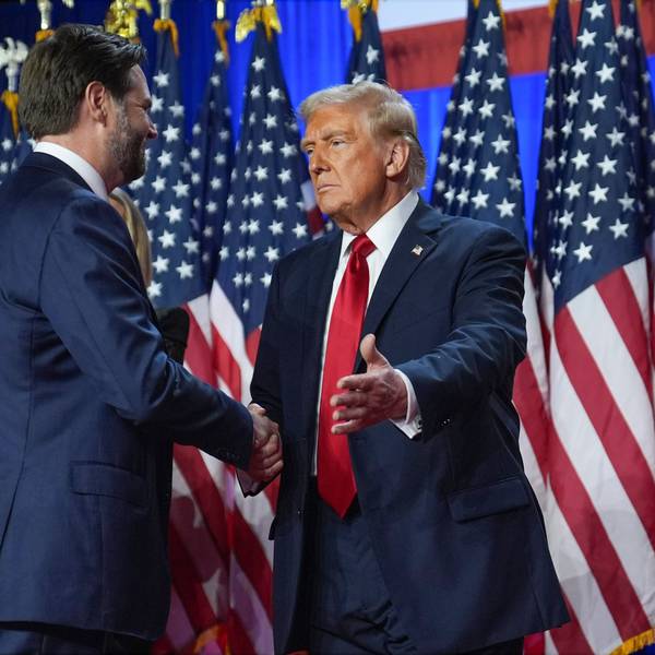 06.11.2024, USA, West Palm Beach: Der republikanische Präsidentschaftskandidat, der ehemalige US-Präsident Donald Trump, begrüßt den republikanischen Vizepräsidentschaftskandidaten, Senator J.D. Vance, R-Ohio, bei einer Wahlparty während der US-Wahlen im Palm Beach Convention Center. Foto: Evan Vucci/AP/dpa +++ dpa-Bildfunk +++