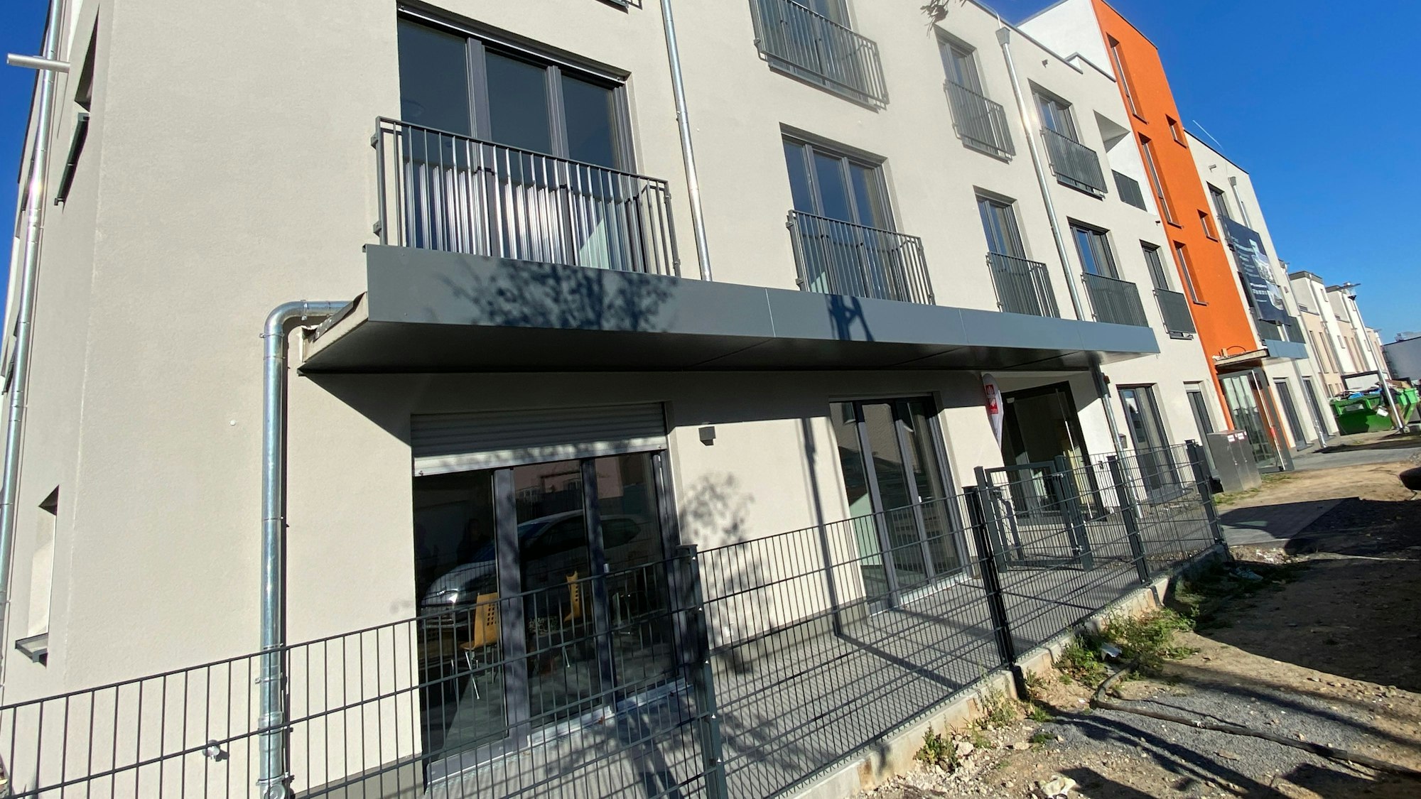 Eine Straßenansicht eines mehrstöckigen Neubaus