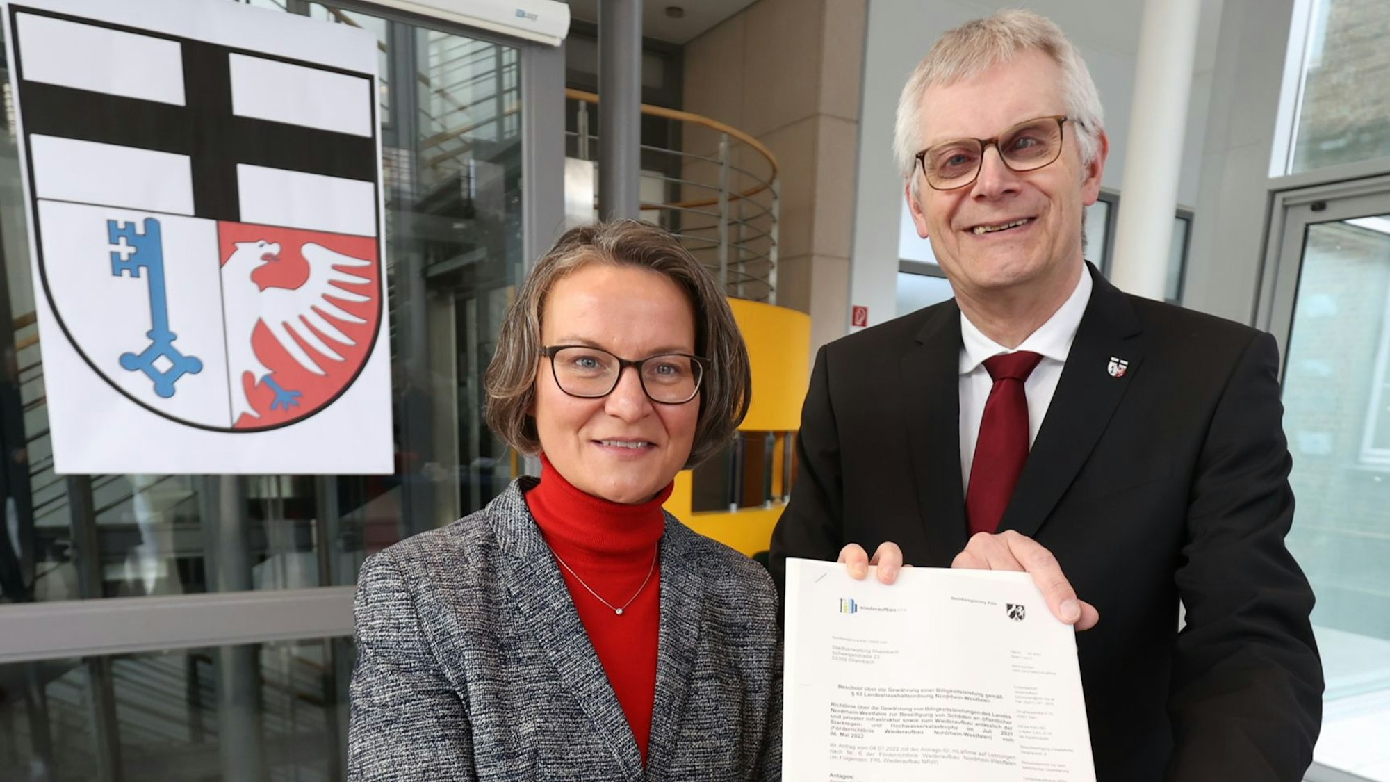 Ministerin für Heimat, Kommunales, Bau und Digitalisierung Ina Scharrenbach und Bürgermeister Ludger Banken im Rheinbacher Rathaus.