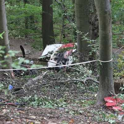 Trümmerteile liegen im Wald.
