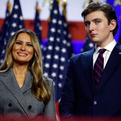 Melania Trump und ihr Sohn Barron im Palm Beach Conventional Center. Trump hat sich zum Sieger erklärt.