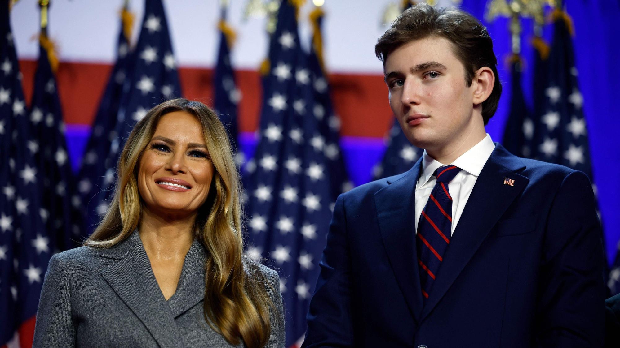Melania Trump und ihr Sohn Barron im Palm Beach Conventional Center. Trump hat sich zum Sieger erklärt.