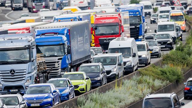 Autos und Lkw stauen sich auf der Autobahn am Autobahndreieck Köln-Heumar. (Archivfoto)