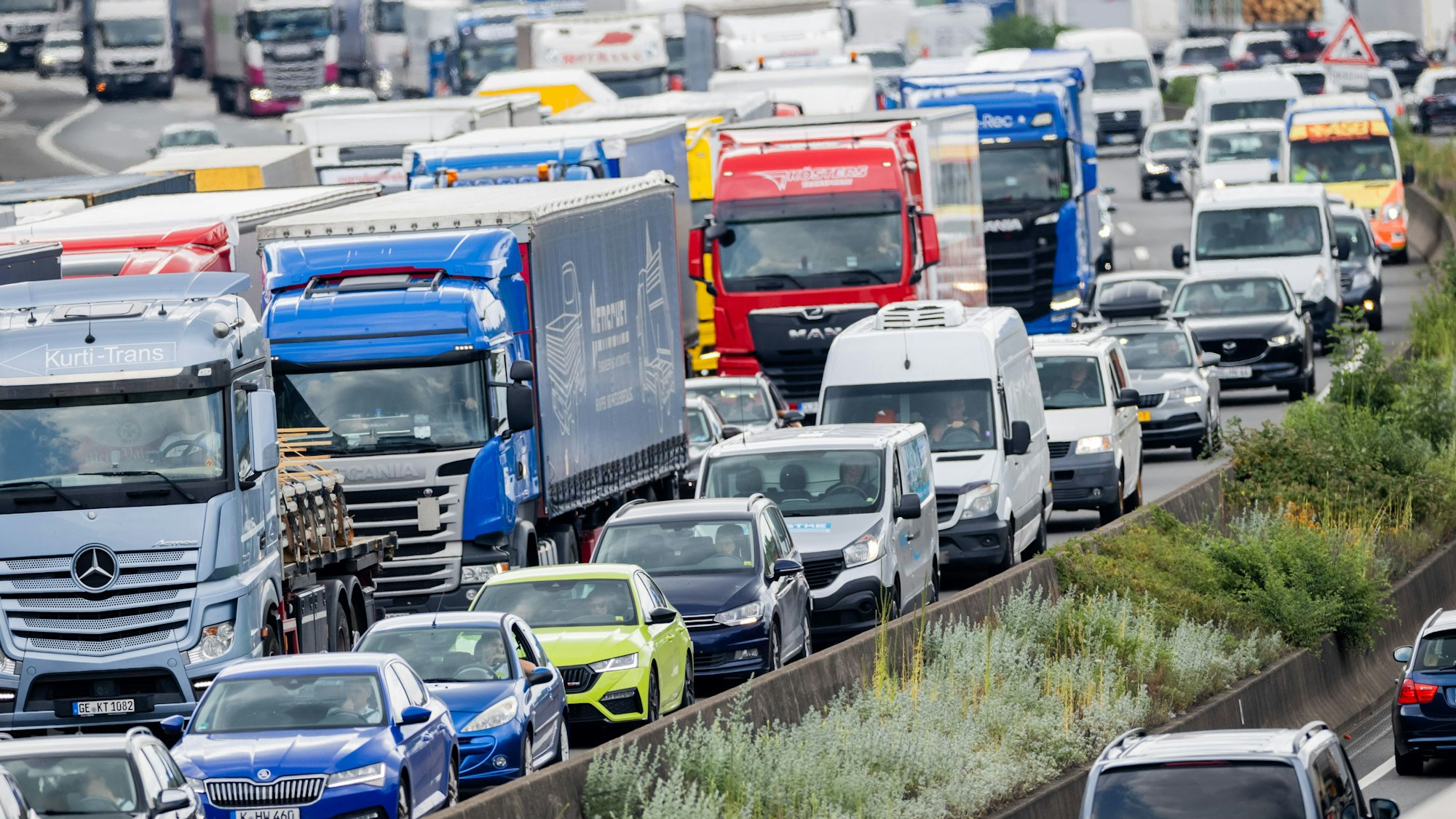 Autos und Lkw stauen sich auf der A3 im Autobahndreieck Köln-Heumar. (Symbolbild)
