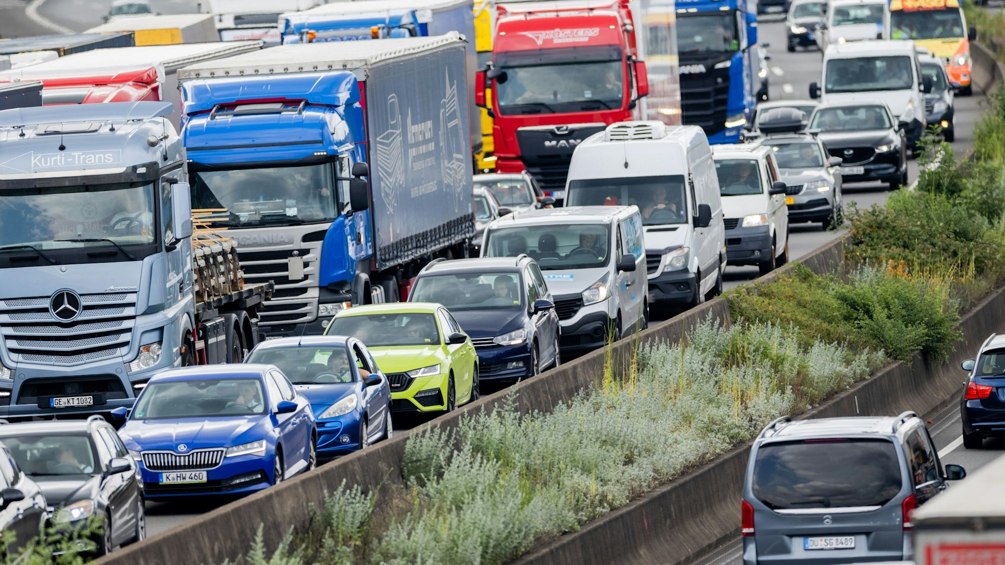 Das Bild zeigt einen Verkehrsstau auf der Autobahn.