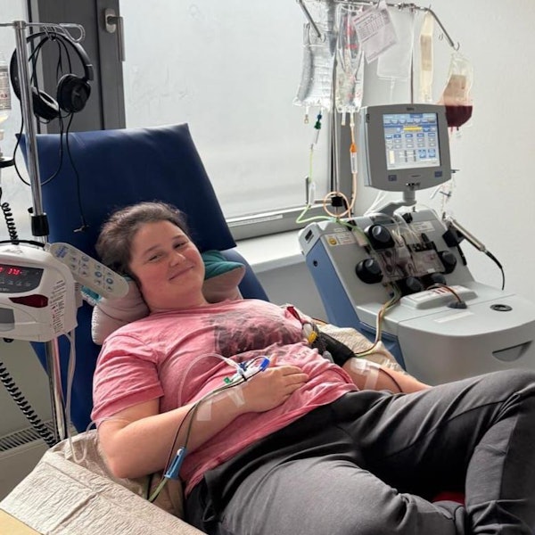 Eine Frau auf einer Liege zwischen medizinischen Apparaturen