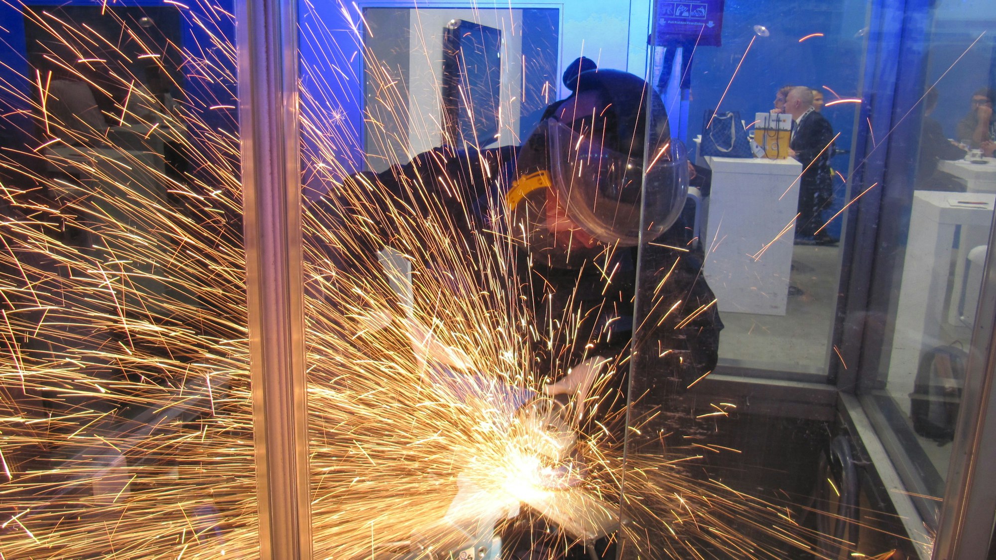 Ein Werkzeug der Firma „Pferd“ unter Funkenflug im Einsatz.