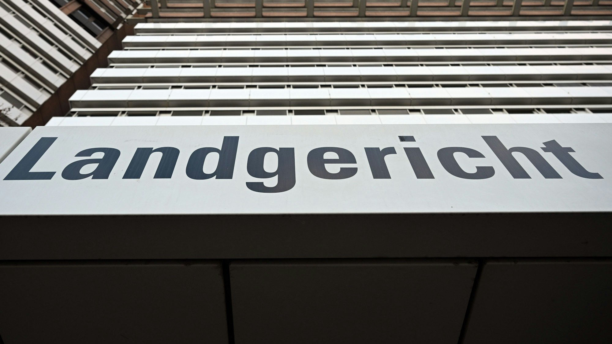 Köln: Ein Schild weist auf das Landgericht in Köln hin.