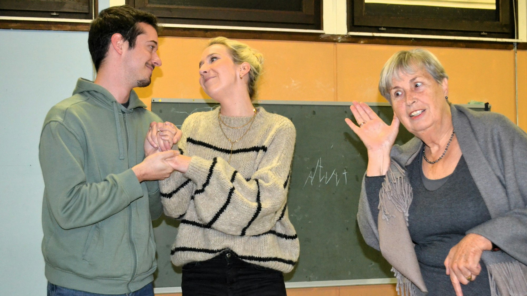 Eine Szene aus dem Theaterstück: Ein Liebespaar wird von einer Frau belauscht.