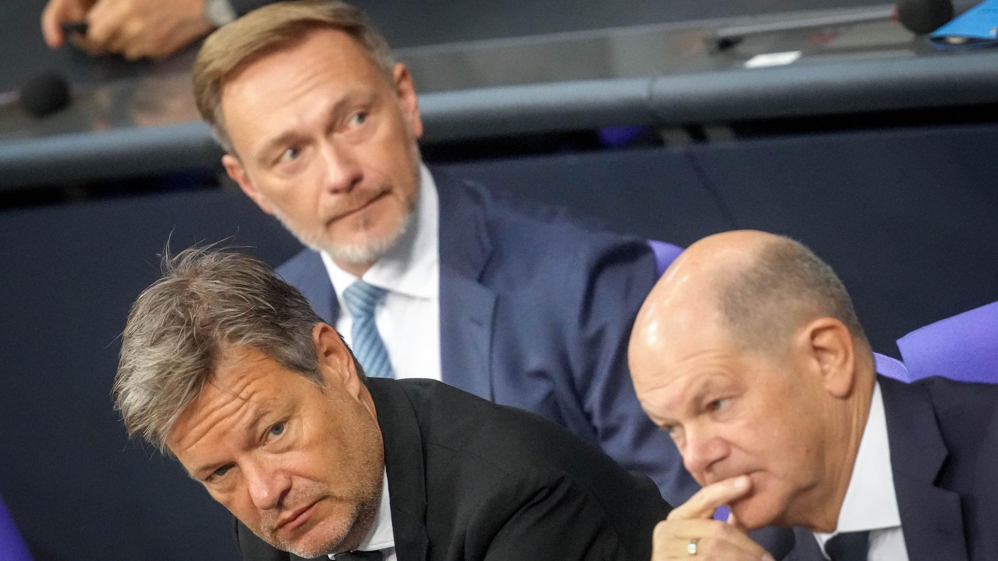 Christian Lindner (M, FDP), Robert Habeck (l,Die Grünen), und Bundeskanzler Olaf Scholz (SPD)