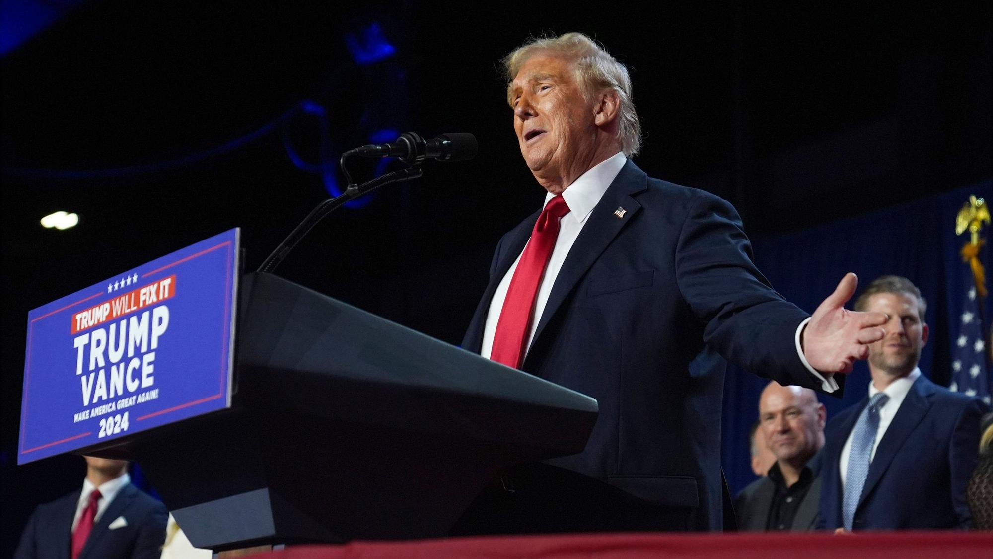 Donald Trump spricht bei einer Wahlparty im Palm Beach Convention Center und bezeichnet sich noch vor dem offiziellen Wahlergebnis in den USA als Sieger.