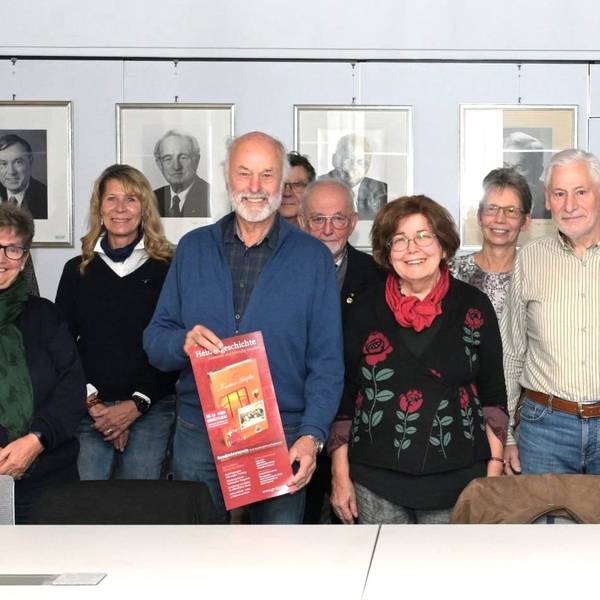 Das Foto zeigt das Team der Schriften-Redaktion und die Autoren der aktuellen Ausgabe