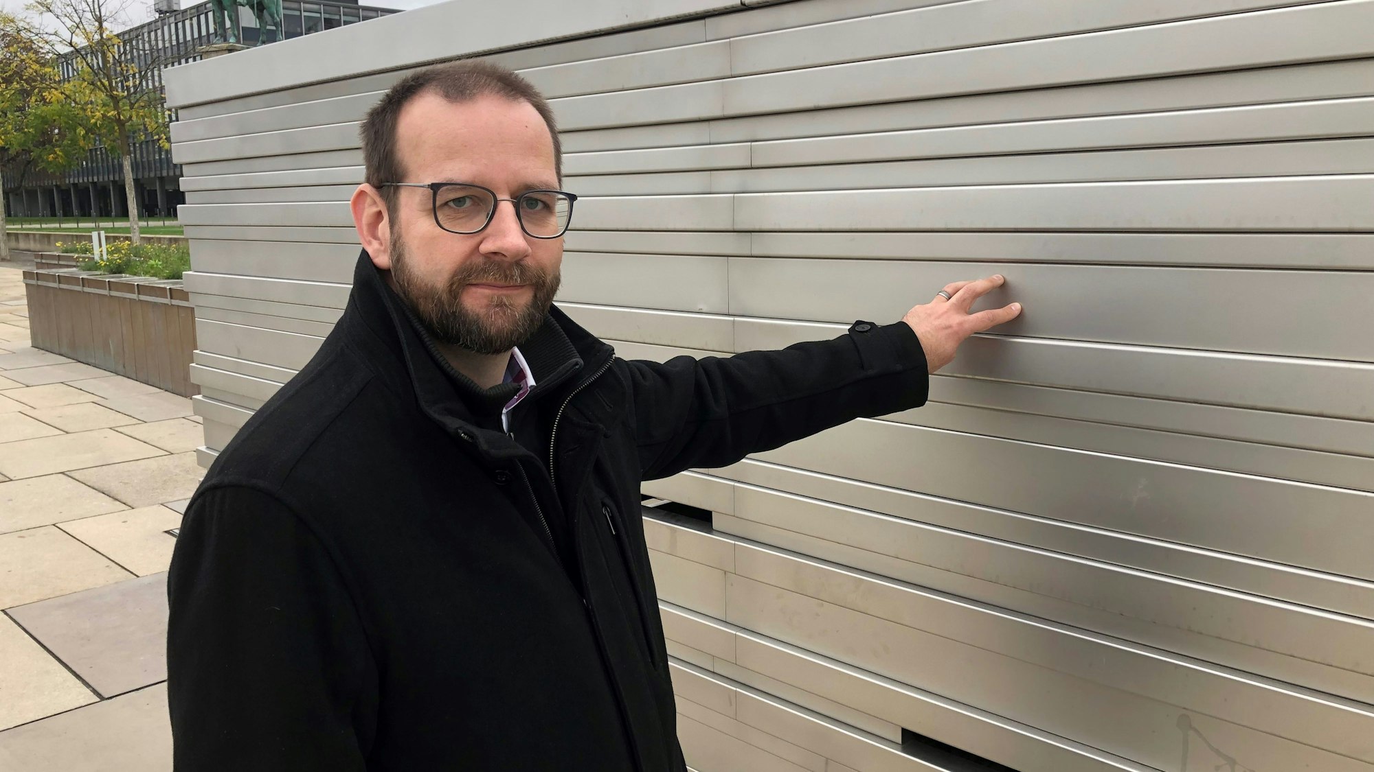 Sascha Ringling, Vorsitzender des Fördervereins Historischer Park Deutz, an der neuen Stahleinhausung für römische Mauerreste auf dem Rheinboulevard.