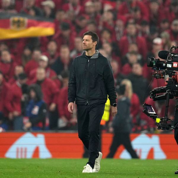 FC Liverpool - Bayer Leverkusen: Cheftrainer Xabi Alonso geht nach dem Spiel über das Spielfeld.