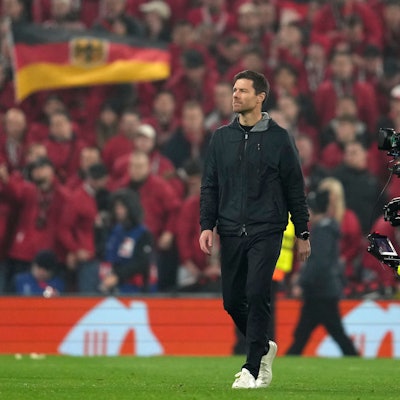 FC Liverpool - Bayer Leverkusen: Cheftrainer Xabi Alonso geht nach dem Spiel über das Spielfeld.