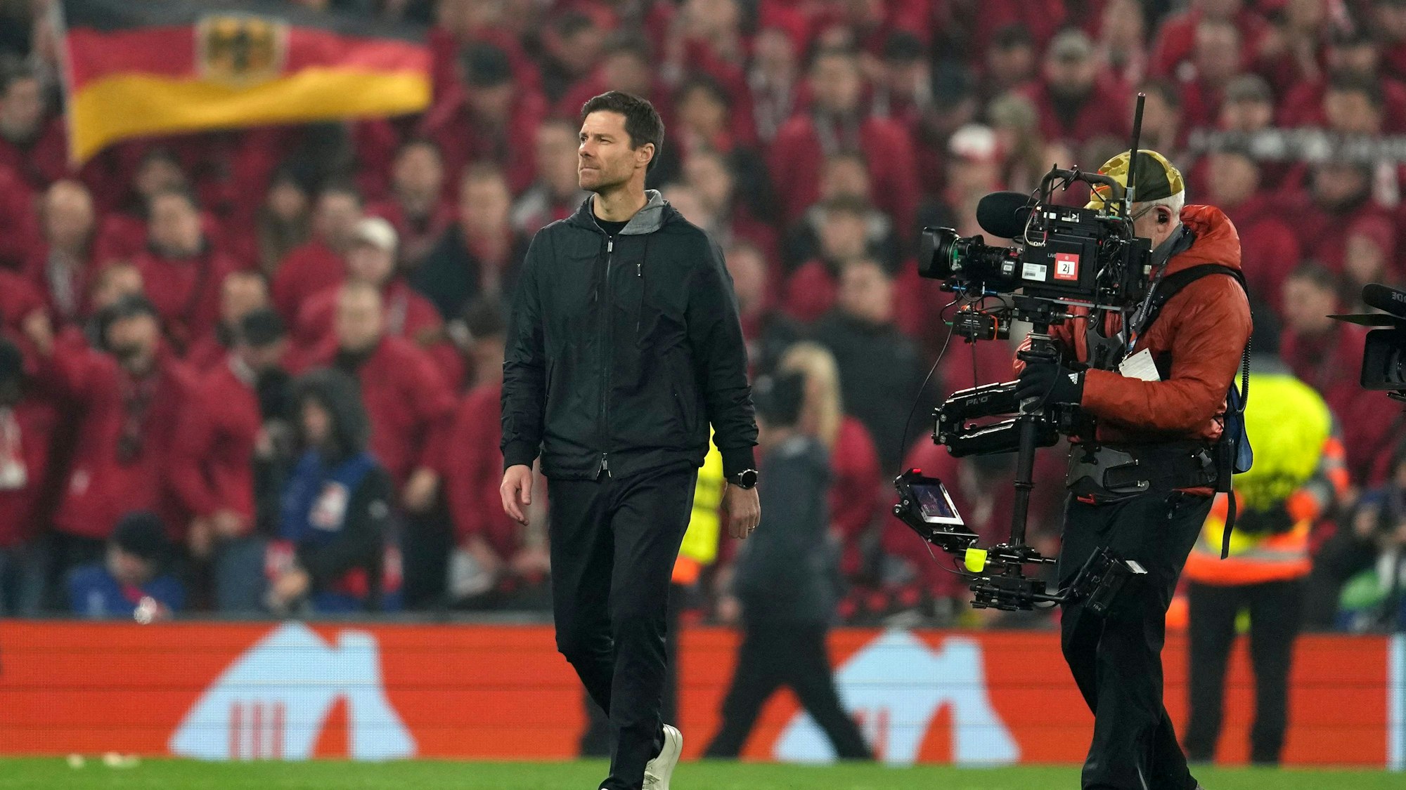FC Liverpool - Bayer Leverkusen: Cheftrainer Xabi Alonso geht nach dem Spiel über das Spielfeld.
