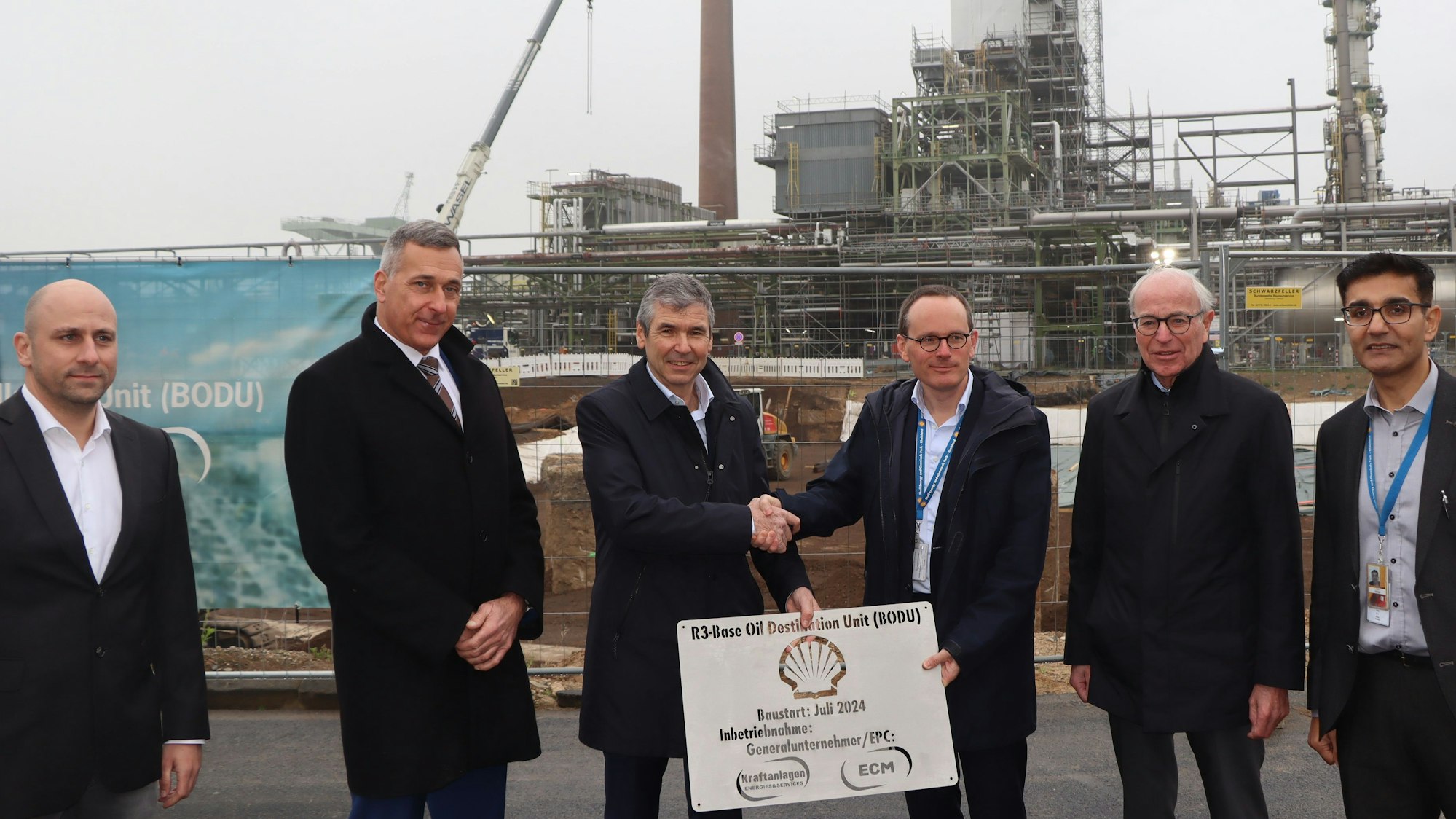 Zu sehen sind die Verantwortlichen des Unternehmens Shell und Vertreter der Politik.