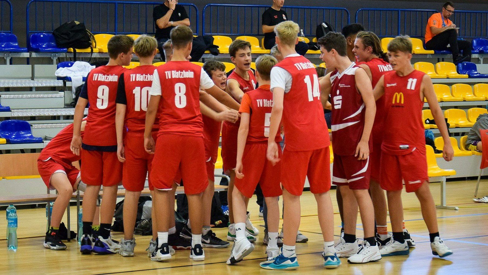 Das Foto zeigt junge Basketballer.