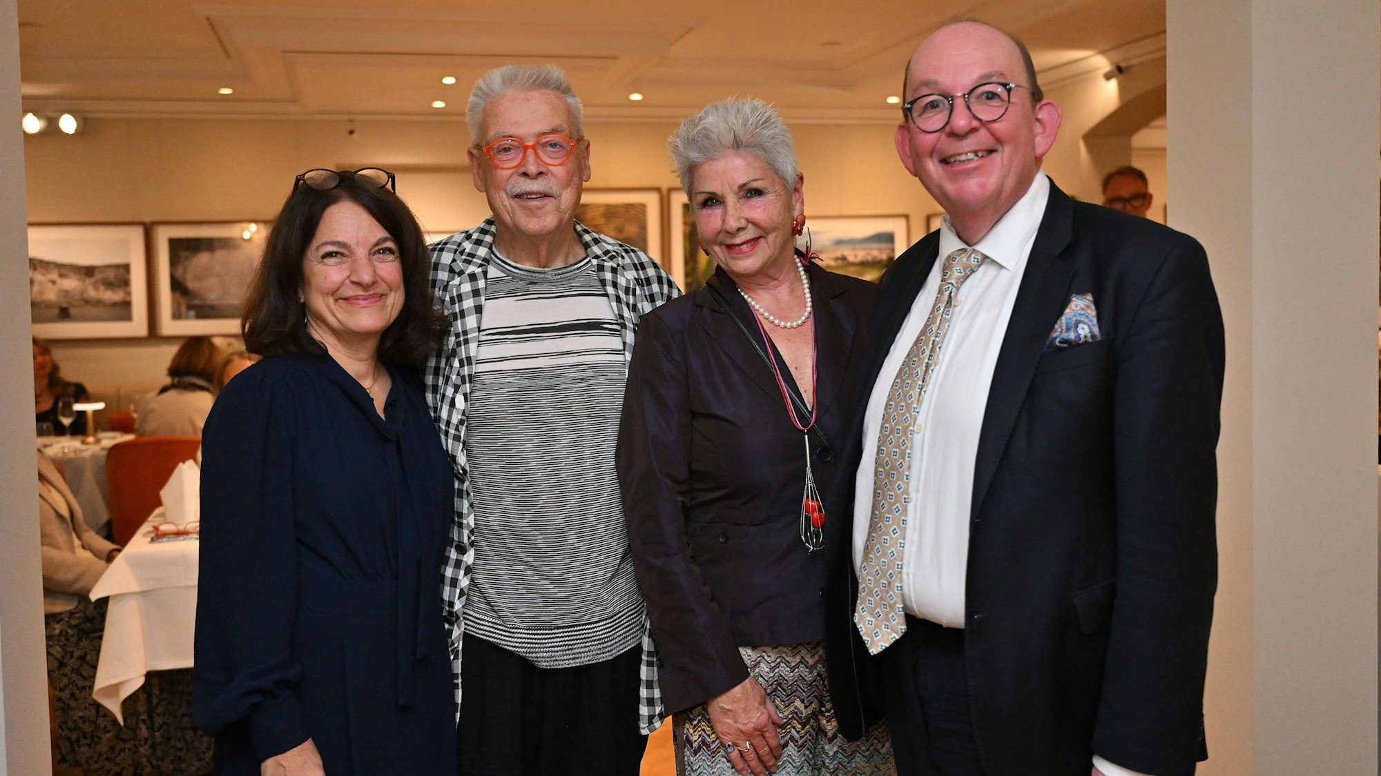 Die Fernsehköche Martina und Moritz, Prinzessin Sema zu Sayn-Wittgenstein und Literaturkritiker Denis Scheck stehen im Restaurant des Altenberger Hofes.