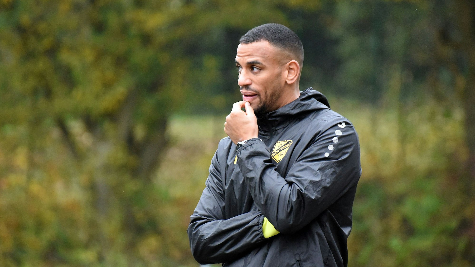 Fußballtrainer Raoul Dia bei einem Spiel am Spielfeldrand.