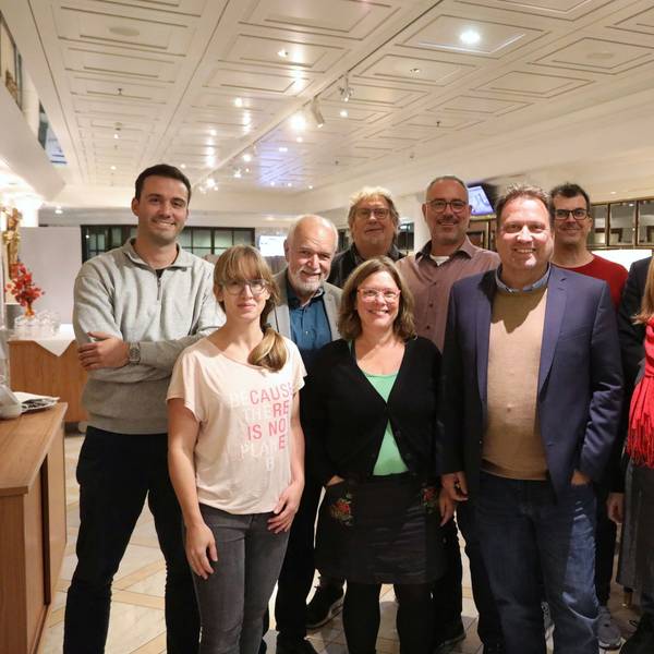 Eine Gruppe von Männern und Frauen stellen sich auf für den Fotografen.