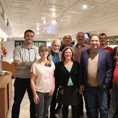 Eine Gruppe von Männern und Frauen stellen sich auf für den Fotografen.