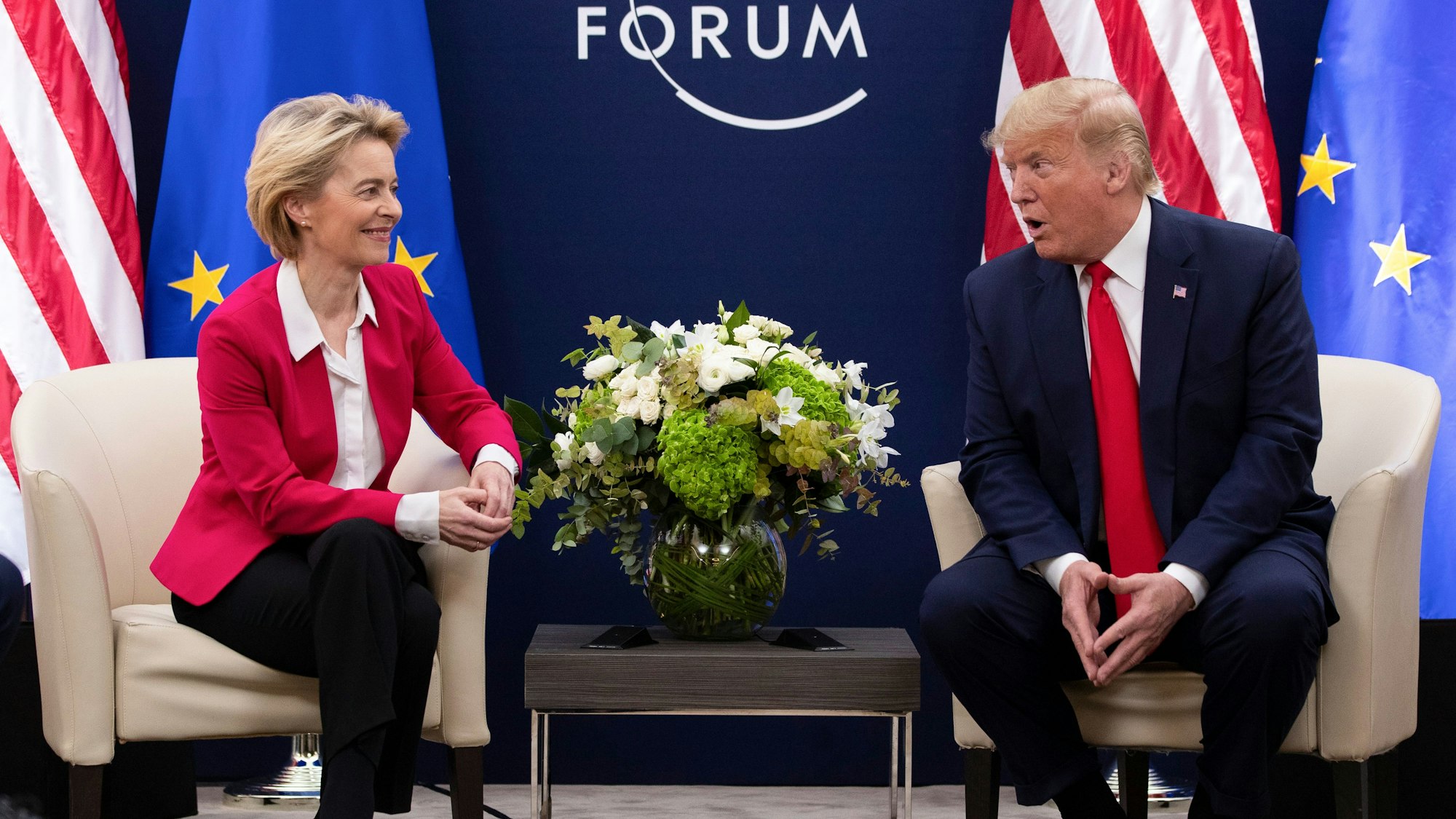 21.01.2020, Schweiz, Davos: Ursula von der Leyen (l), Präsidentin der Europäischen Kommission, trifft Donald Trump, Präsident der USA, auf dem Weltwirtschaftsforum (WEF). Foto: Evan Vucci/AP/dpa +++ dpa-Bildfunk +++