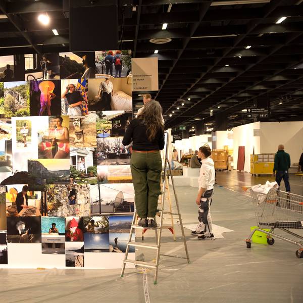 Die Künstlerin A. L. Steiner baut auf der Art Cologne auf.