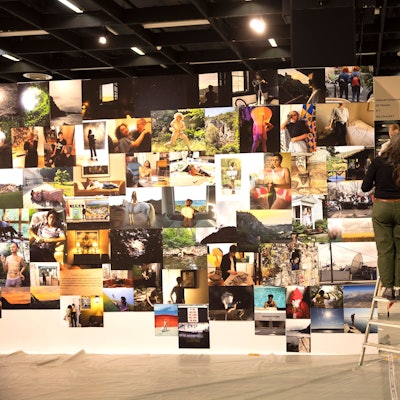 Die Künstlerin A. L. Steiner baut auf der Art Cologne auf.