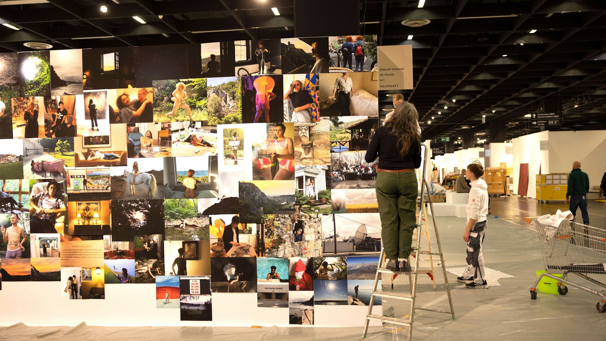 Die Künstlerin A. L. Steiner baut auf der Art Cologne auf.