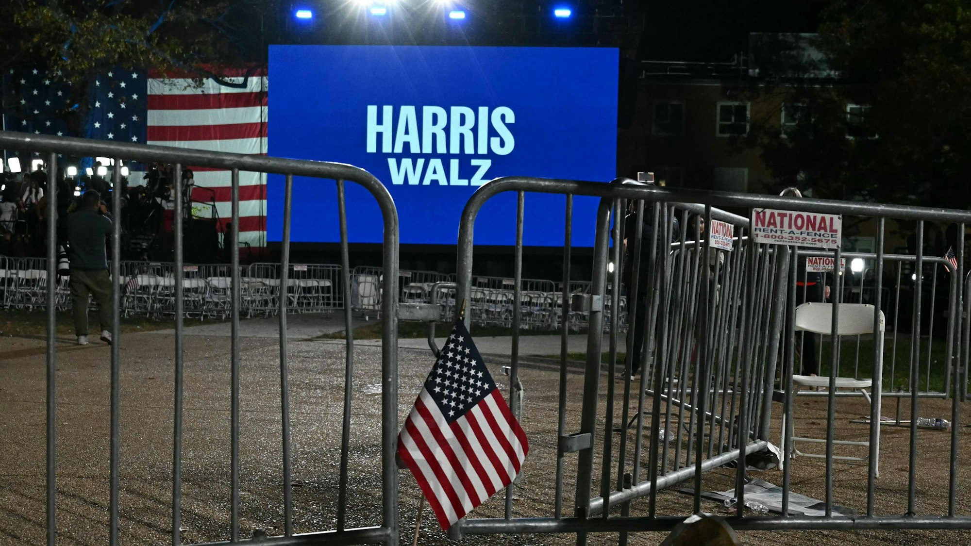 Die Anhänger von Kamala Harris haben die Wahlparty der Demokraten an der Howard University in Washington DC am 6. November 2024 früher verlassen als ursprünglich vorgesehen.