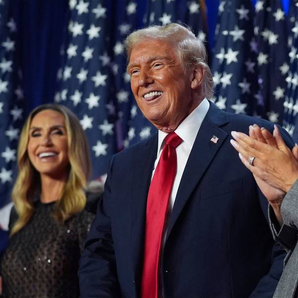 Der republikanische Präsidentschaftskandidat, der ehemalige US-Präsident Donald Trump (M-r), steht mit der ehemaligen First Lady Melania Trump auf der Bühne.